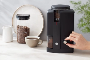 Wilfa Svart Aroma Precision Coffee Grinder (Black)   Hario Drip Kettle Air